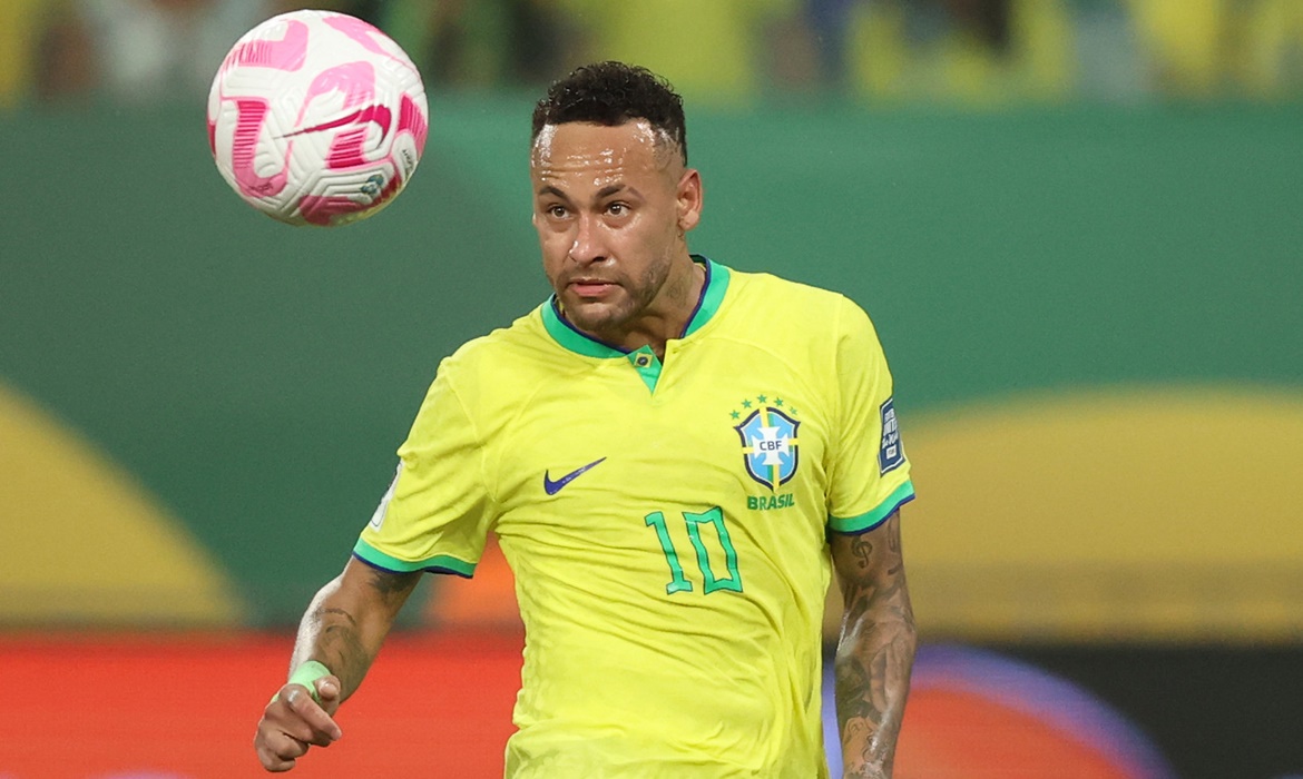 Neymar é atingido por pipocas após empate entre Brasil e Venezuela