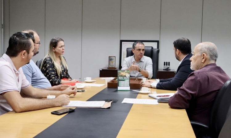 Cláudia de Jesus faz mediação entre Sindur e governo para integrar servidores da Caerd à administração pública
