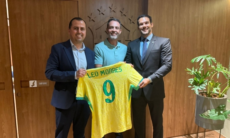 Prefeitura firma parceria com a CBF para peneiras oficiais de futebol em Porto Velho