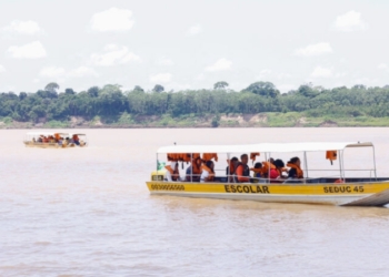 Transporte escolar fluvial no rio Madeira garante acesso à educação a estudantes ribeirinhos