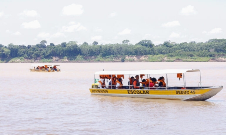 Transporte escolar fluvial no rio Madeira garante acesso à educação a estudantes ribeirinhos